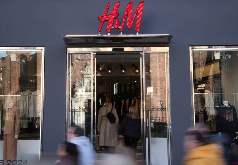 &copy; Reuters. People walk past a branch of fashion retailer H&M in Copenhagen, Denmark, March 26, 2024. REUTERS/Tom Little