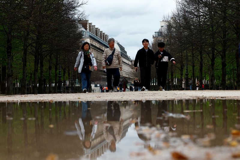 &copy; Reuters. Des touristes se promènent dans le jardin des Tuileries près du musée du Louvre à Paris, France. /Photo prise le 27 mars 2024/REUTERS/Gonzalo Fuentes