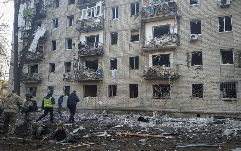 &copy; Reuters. Des experts de la police travaillent sur le site où des bâtiments ont été endommagés par une frappe militaire russe, dans le cadre de l'attaque de la Russie contre l'Ukraine, à Kharkiv, en Ukraine. /Photo prise le 27 mars 2024/REUTERS/Vyacheslav Mad