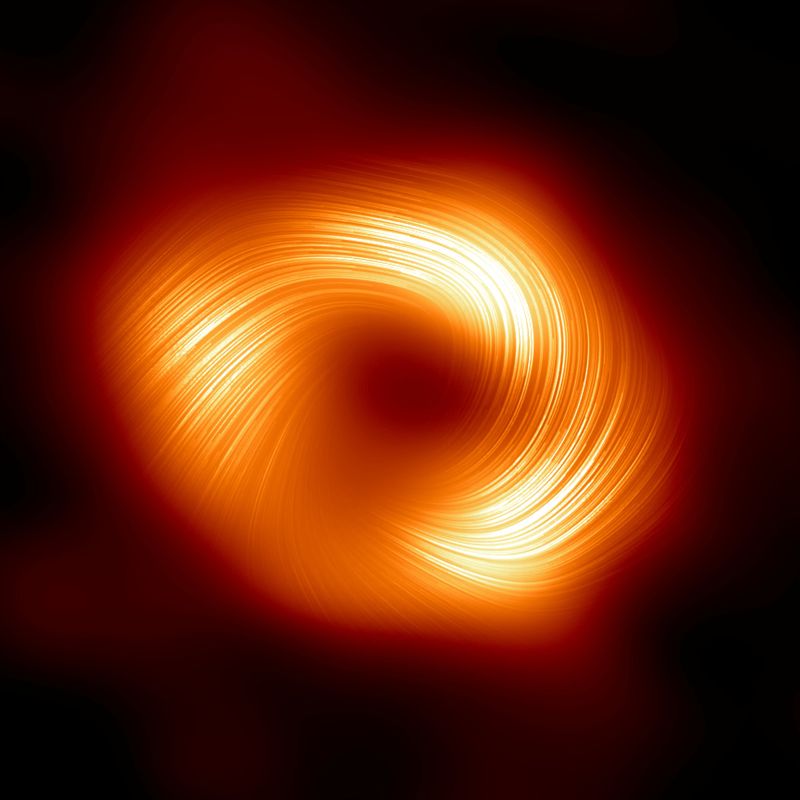 &copy; Reuters. منظر جديد للكتلة الهائلة الموجودة في مركز مجرة درب التبانة التقطه التلسكوب الذي أطلق أول صورة على الإطلاق للثقب الأسود بالمجرة . صورة لرويت