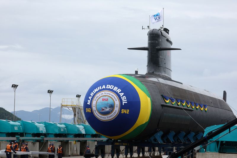 &copy; Reuters. Varias personas de pie durante la botadura del tercer submarino diésel de la clase Scorpene, construido en Brasil con tecnología francesa, en el astillero de Itaguai, en el estado de Río de Janeiro, Brasil, el 27 de marzo de 2024. REUTERS/Pilar Olivare