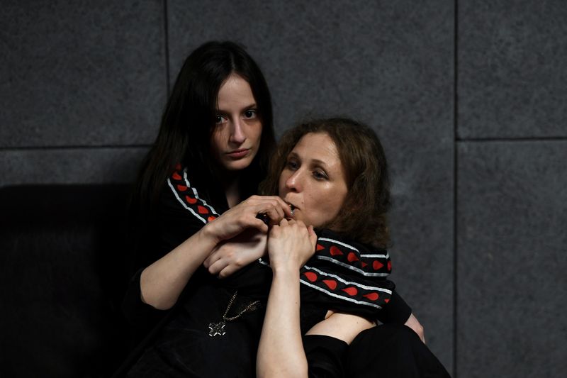 &copy; Reuters. Maria Alyokhina et Lucy Shteyn, membres du groupe de musique punk russe Pussy Riot, assistent à une répétition du groupe, après que Maria Alyokhina ait échappé à une assignation à résidence en Russie, à Berlin, Allemagne. /Photo d'archive/REUTER