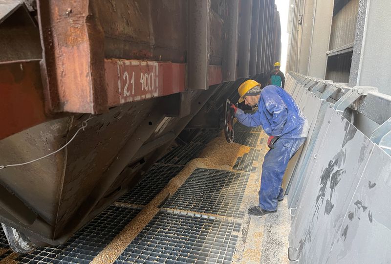 &copy; Reuters. Un travailleur portuaire vérifie un wagon de train de céréales ukrainien dans le port de Constanta, sur la mer Noire, en Roumanie. /Photo d'archive/REUTERS/Olimpiu Gheorghiu