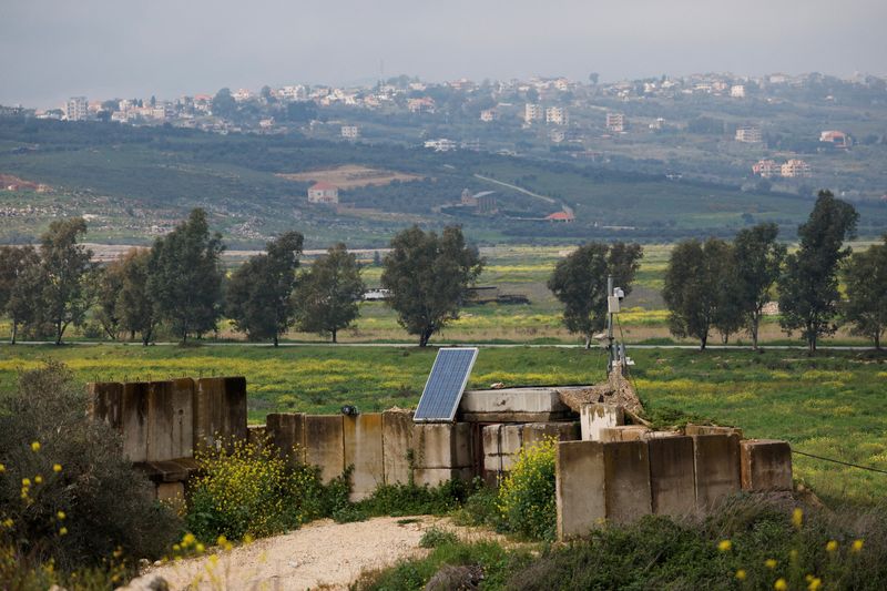 &copy; Reuters. Imagen de archivo. Un puesto de observación militar israelí domina la frontera de Israel con el Líbano, en medio de hostilidades transfronterizas en curso entre Hezbolá y las fuerzas israelíes, en el norte de Israel. 19 de marzo de 2024. REUTERS/Carl