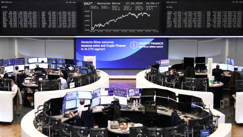 &copy; Reuters. شاشة إلكترونية تعرض بيانات المؤشر داكس الألماني في بورصة فرانكفورت يوم الأربعاء. تصوير: رويترز

