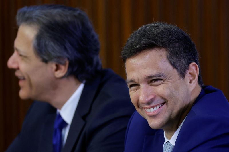 &copy; Reuters. Presidente do Banco Central, Roberto Campos Neto, sorri ao lado do ministro da Fazenda, Fernando Haddad, durante reunião para instalação da comissão nacional do G20, no Palácio do Planalto, em Brasília
23/11/2023
REUTERS/Ueslei Marcelino