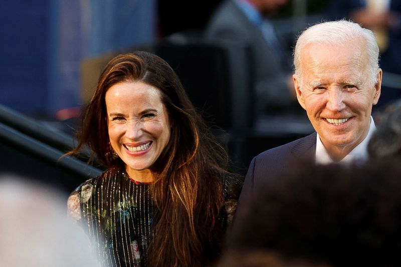 &copy; Reuters. FILE PHOTO: U.S. President Joe Biden and his daughter Ashley Biden attend a Juneteenth concert at the White House in Washington, U.S. June 13, 2023. REUTERS/Jonathan Ernst/File Photo