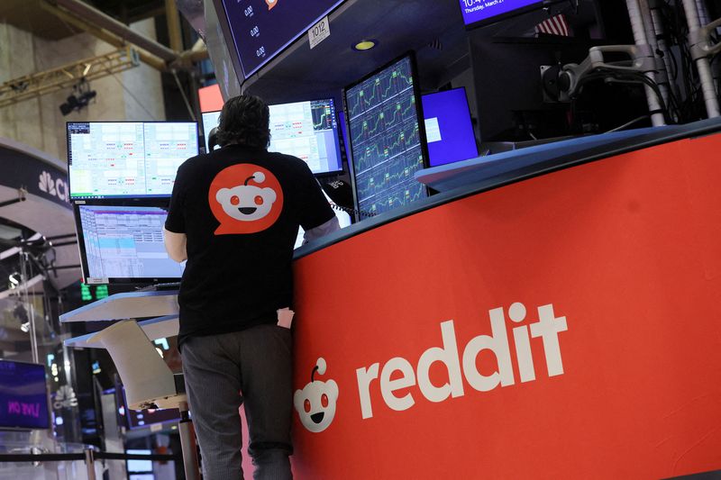 &copy; Reuters. Operador com camiseta do Reddit na Bolsa de Nova York
21/03/2024
REUTERS/Brendan McDermid