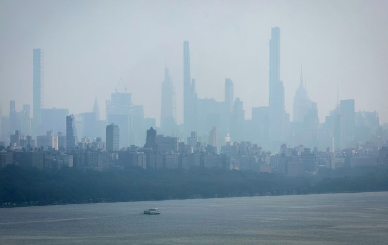 &copy; Reuters. FILE PHOTO: The Manhattan skyline is shrouded in haze in New York City, New York, U.S., June 29, 2023. REUTERS/Mike Segar/File Photo