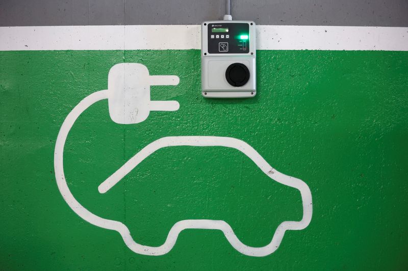 &copy; Reuters. FILE PHOTO: An electric vehicle Circutor charger is pictured in a supermarket's parking lot in Teia, north of Barcelona, Spain, October 31, 2023. REUTERS/Albert Gea/File Photo