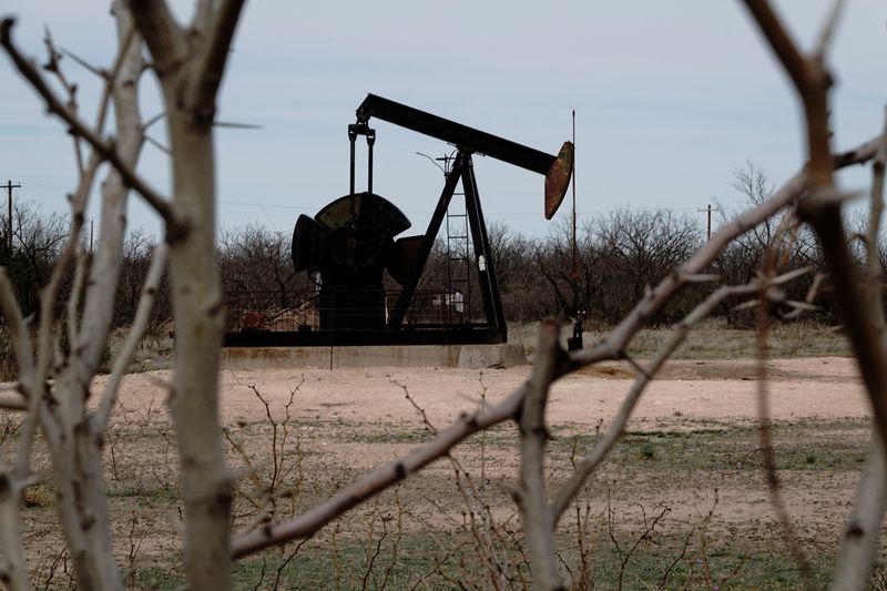 &copy; Reuters. 米ダラス地区連銀が２７日公表した調査によると、第１・四半期の石油・ガス生産が主要生産州のテキサス、ルイジアナ、ニューメキシコで減少した。写真はテキサス州のパーミアン盆地で