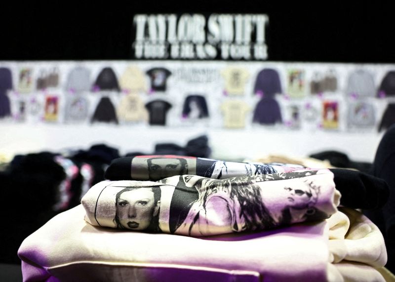 &copy; Reuters. FILE PHOTO: Taylor Swift merchandise t-shirts are seen at a soon-to-be-opened pop-up store ahead of her Eras Tour concert, at the Sands Expo and Convention Centre in Singapore February 28, 2024. REUTERS/Edgar Su/File Photo
