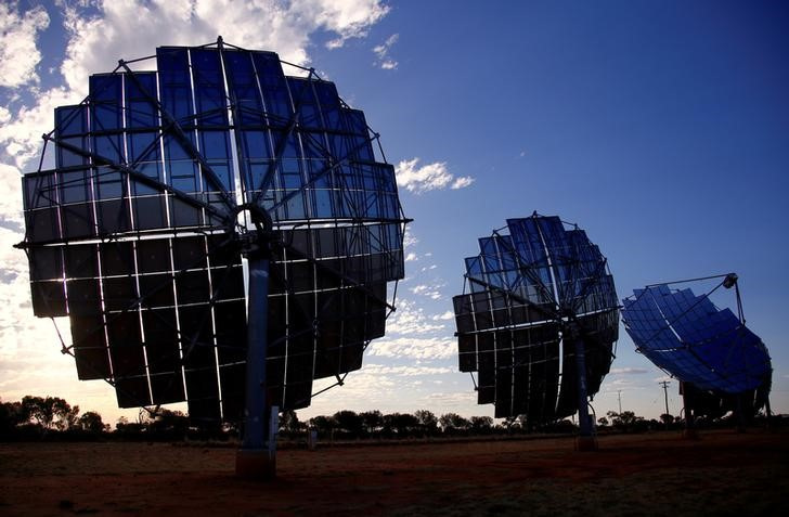&copy; Reuters. オーストラリアのアルバニージー首相は２８日、国内のソーラーパネル製造拡大を支援するため、１０億豪ドル（６億５３００万米ドル）の基金を設立すると表明した。写真は、同国クイー