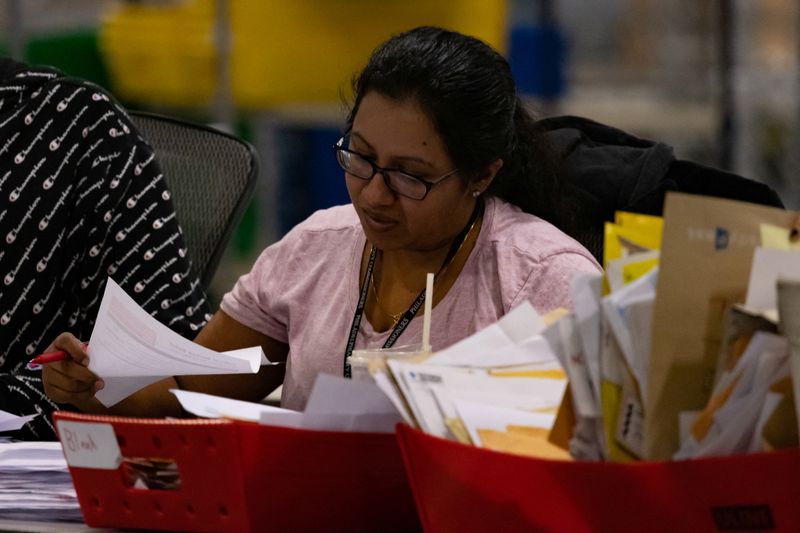 © Reuters. A worker recreates overseas and military ballots for processing during the 2022 U.S. midterm election in Philadelphia, Pennsylvania, U.S., November 10, 2022. REUTERS/Hannah Beier/ File Photo