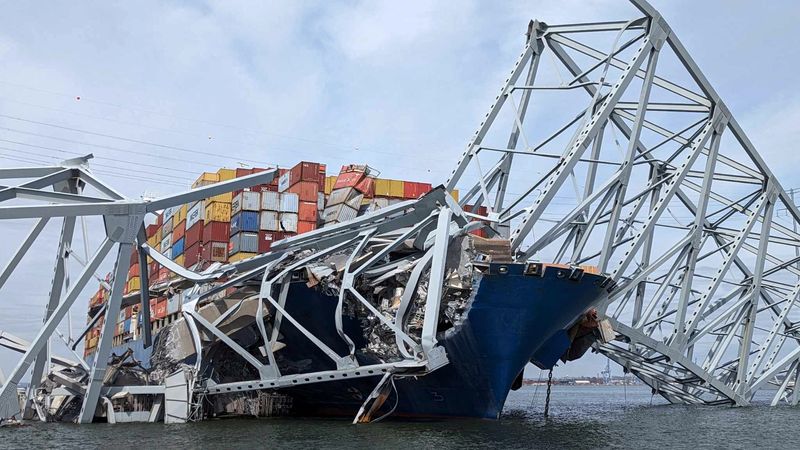 © Reuters. Part of a span of the collapsed bridge in Baltimore, March 26, 2024. U.S. Army Corps of Engineers/Handout via REUTERS