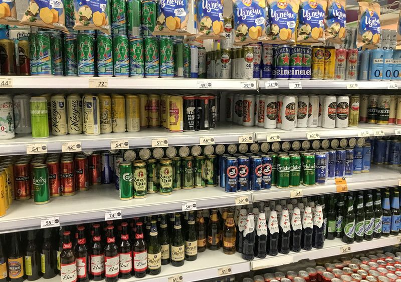 © Reuters. FILE PHOTO: A view shows shelves with cans and bottles of beer at a shop in Moscow, Russia July 20, 2022. REUTERS/Staff/File Photo