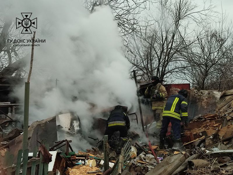 &copy; Reuters. Los bomberos trabajan en el lugar donde las casas fueron dañadas por un ataque de drones rusos, en el contexto del ataque de Rusia a Ucrania, en la región de Zaporiyia, Ucrania 18 de noviembre 2023. Servicio de prensa del Servicio Estatal de Emergencias