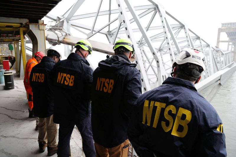 © Reuters. National Transportation Safety Board (NTSB) investigators work on the cargo vessel Dali, which struck and collapsed the Francis Scott Key Bridge, in Baltimore, Maryland, U.S. March 27, 2024. Peter Knudson/NTSB/Handout via REUTERS 