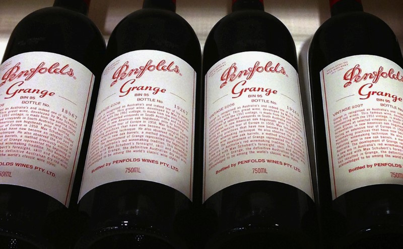 © Reuters. FILE PHOTO: Bottles of Penfolds Grange, a Treasury Wine Estates brand, on sale at a wine shop in Sydney, Australia, August 4, 2014. REUTERS/David Gray/File Photo