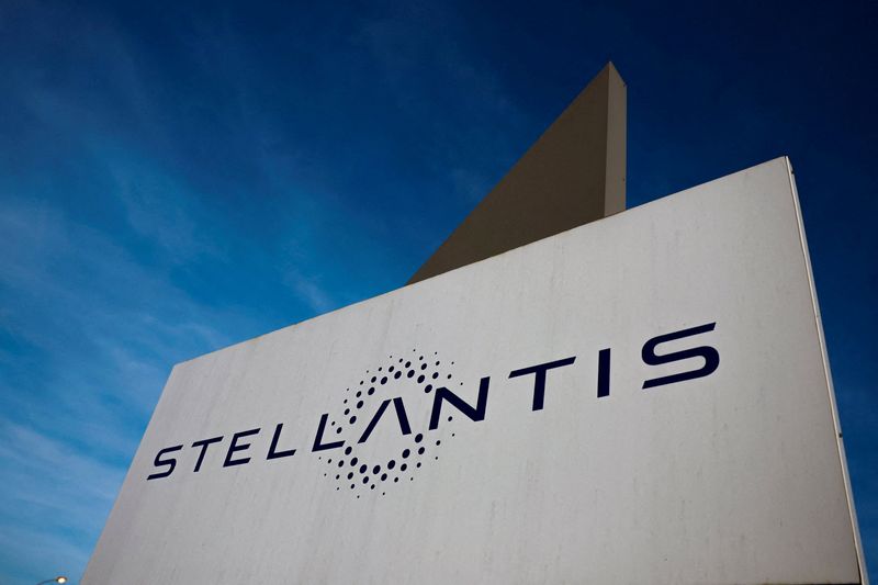 &copy; Reuters. FILE PHOTO: The logo of Stellantis is seen on the company's building in Velizy-Villacoublay near Paris, France, March 19, 2024. REUTERS/Gonzalo Fuentes/File Photo