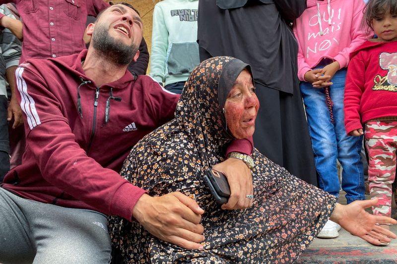 &copy; Reuters. حسرة أم فلسطينية قٌتل ابنها جراء إحدى الغارات الإسرائيلية على قطاع غزة في مستشفى الأقصى بدير البلح بوسط القطاع يوم الأربعاء. تصوير: دعاء روق