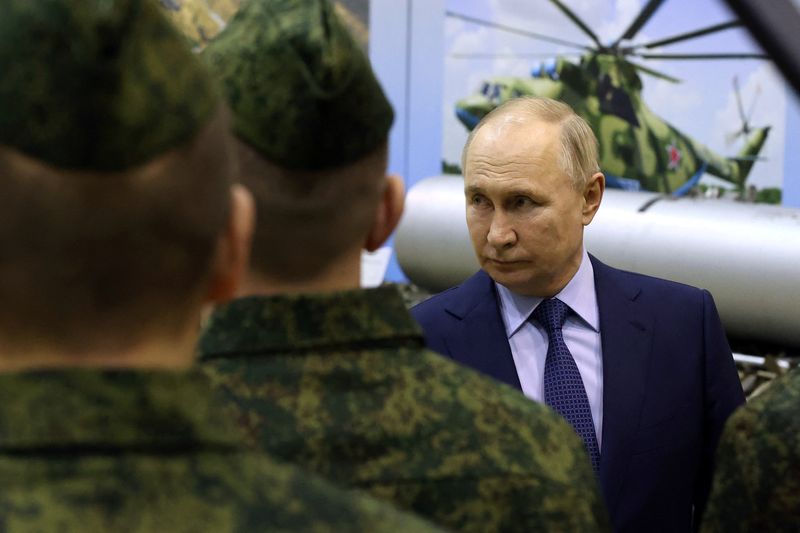 &copy; Reuters. El presidente Putin hablando con pilotos militares en la ciudad de Torzhok, Rusia. 27 de marzo 2024. Sputnik/Sergei Karpukhin/Pool vía REUTERS
