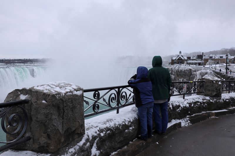 &copy; Reuters. FILE PHOTO: Tourists view mist rising from the Horseshoe Falls while visiting Niagara Falls, Ontario, Canada March 22, 2024.  REUTERS/Wa Lone/File Photo