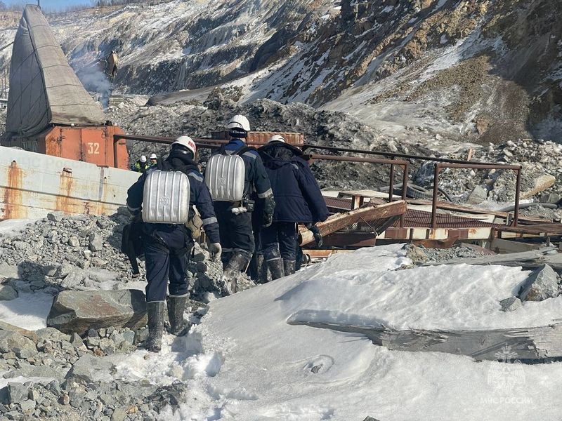 &copy; Reuters. Equipos de rescate participan en una operación de búsqueda para intentar salvar a 13 mineros, que quedaron atrapados en la mina de oro Pioneer tras un desprendimiento de rocas, en la región de Amur, Rusia, en esta imagen publicada el 21 de marzo de 202