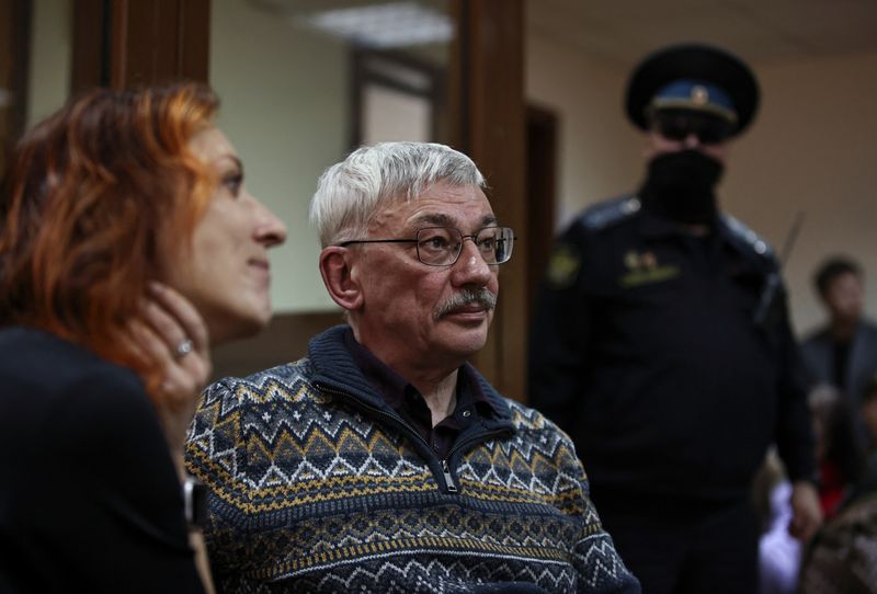 © Reuters. Russian veteran human rights campaigner Oleg Orlov sits next to his lawyer Yekaterina Tertukhina during a court hearing in Moscow, Russia, February 27, 2024. REUTERS/Tatyana Makeyeva/ File photo