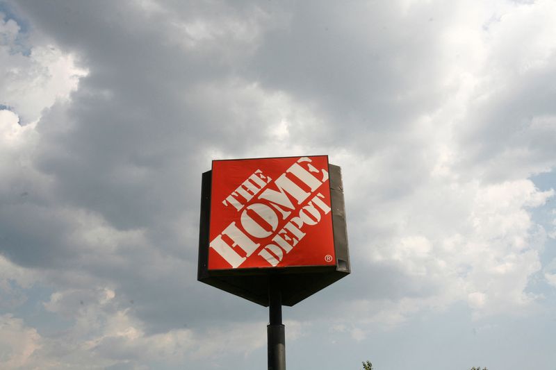 © Reuters. FILE PHOTO: A Home Depot store sign is seen in New York, August 18, 2008.    REUTERS/Shannon Stapleton (UNITED STATES)/File Photo