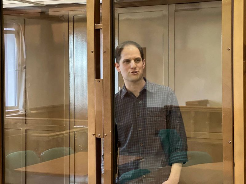 &copy; Reuters. FOTO DE ARCHIVO: El reportero del Wall Street Journal Evan Gershkovich, detenido por cargos de espionaje, de pie detrás de una pared de cristal de un recinto para acusados mientras asiste a una audiencia judicial para considerar la extensión de su deten