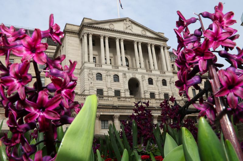&copy; Reuters. Spring flowers bloom in front of the Bank of England building, in London, Britain, March 21, 2024. REUTERS/Toby Melville/File Photo