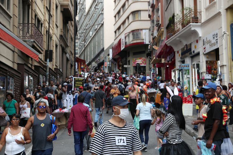 &copy; Reuters. Consumidores fazem compras no centro de São Paulo
16/03/2020
REUTERS/Amanda Perobelli