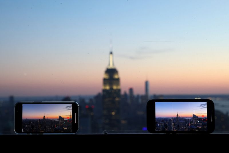 &copy; Reuters. FILE PHOTO: Smartphones are used to record the skyline at sunset in Manhattan, in New York City, New York U.S., February 11, 2022. REUTERS/Andrew Kelly/File Photo