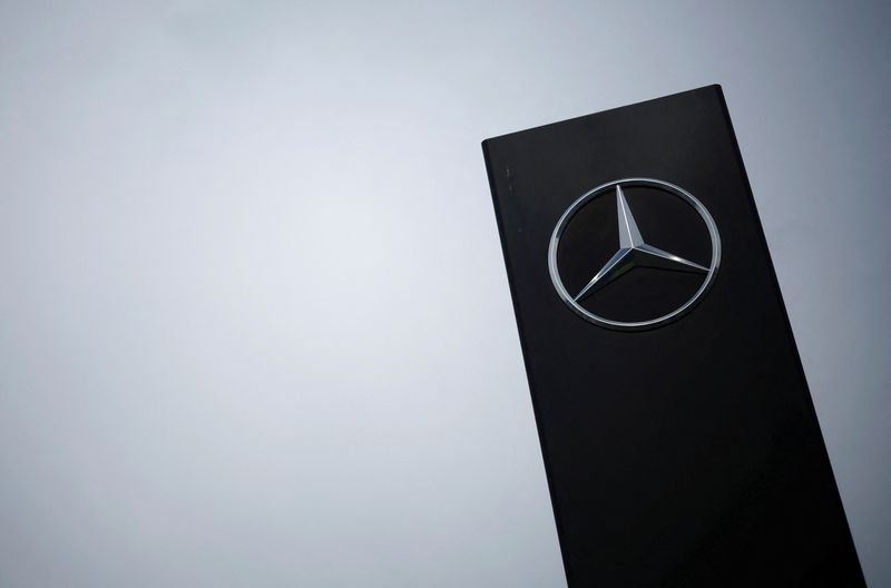 &copy; Reuters. FILE PHOTO: The logo of Mercedes-Benz is seen outside a Mercedes-Benz car dealer in Reze near Nantes, France, March 27, 2024. REUTERS/Stephane Mahe/File Photo
