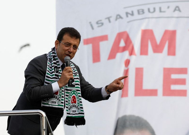 &copy; Reuters. رئيس بلدية إسطنبول أكرم إمام أوغلو يتحدث خلال تجمع حاشد قبل الانتخابات المحلية في إسطنبول يوم الأربعاء. تصوير: ديلارا شنكايا - رويترز