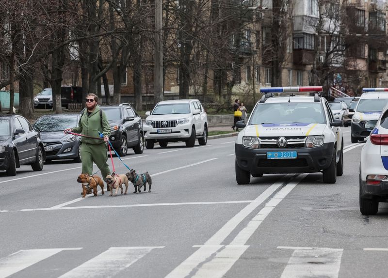 &copy; Reuters. Rua de Kiev perto de local atacado por míssil russo
 25/3/2024    REUTERS/Gleb Garanich