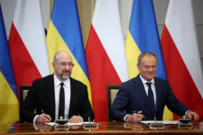 &copy; Reuters. El primer ministro polaco, Donald Tusk, y el primer ministro ucraniano, Denys Shmyhal, firman documentos durante una rueda de prensa conjunta en Varsovia, Polonia. 28 de marzo de 2024. REUTERS/Kacper Pempel
