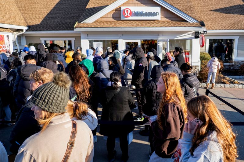 &copy; Reuters. FILE PHOTO: Black Friday shoppers stand in line for a Lululemon store as retailers compete to attract shoppers and try to maintain margins on Black Friday, one of the busiest shopping days of the year, at Woodbury Common Premium Outlets in Central Valley,