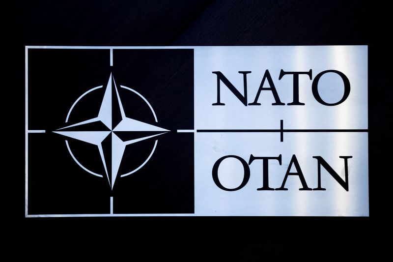 &copy; Reuters. FOTO DE ARCHIVO: El logotipo de la OTAN se ve en una reunión del Consejo del Atlántico Norte en la sesión de ministros de defensa de la OTAN junto con Suecia como invitado, en la sede de la Alianza en Bruselas, Bélgica. 15 de febrero 2024. REUTERS/Joh