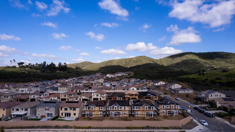 &copy; Reuters. FOTO DE ARCHIVO-Una vista de dron muestra casas unifamiliares en una nueva subdivisión en construcción en las colinas rurales de San Marcos, California, Estados Unidos. 25 de marzo de 2024.  REUTERS/Mike Blake