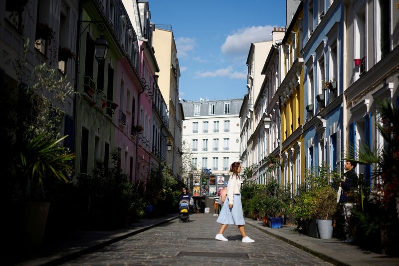 &copy; Reuters. FILE PHOTO: People walk in Rue Cremieux, a street lined with colorful, terraced homes, in Paris, France October 4, 2023. REUTERS/Sarah Meyssonnier/File Photo