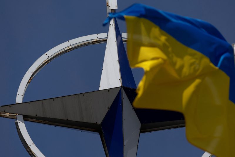 &copy; Reuters. العلم الأوكراني يرفرف أمام شعار حلف شمال الأطلسي (الناتو) بوسط كييف يوم 11 يوليو تموز 2023. تصوير: فالنتين أوجيرنكو - رويترز