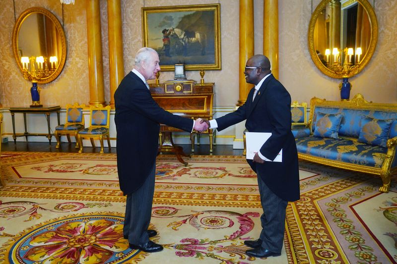 © Reuters. The Ambassador of Burundi, Epimeni Bapfinda presents his credentials to King Charles during a private audience at Buckingham Palace, London. Picture date: Thursday March 28, 2024.  Victoria Jones/Pool via REUTERS