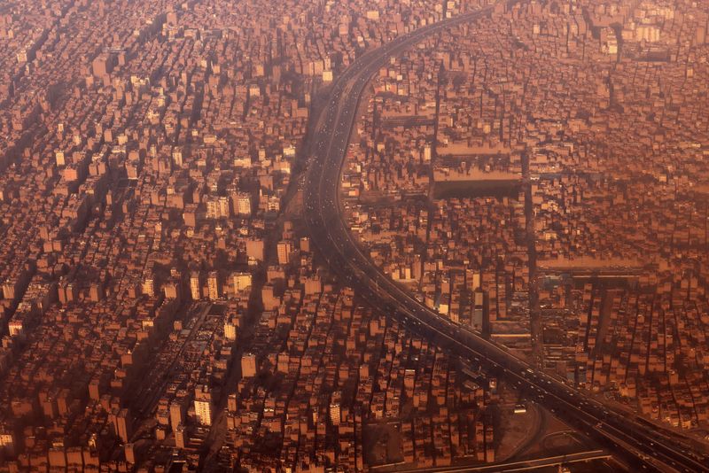 &copy; Reuters. منظر جوي لمنطقة مكتظة بالسكان في القاهرة يوم 23 مارس آذار 2024. تصوير: محمد عبد الغني -رويترز
