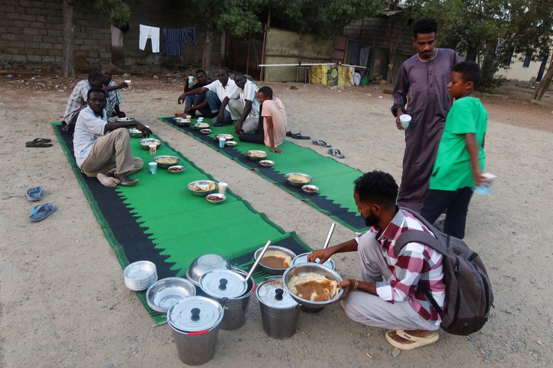 &copy; Reuters. نازحون سودانيون يتناولون وجبة الإفطار في مخيم للنازحين في بورتسودان يوم 14 مارس آذار 2024. تصوير: الطيب صديق - رويترز 