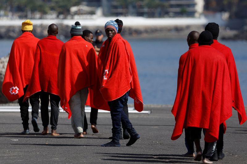 &copy; Reuters. Migrantes rescatados siendo atendidos en el puerto de Arguineguín, en la isla de Gran Canaria, España. 28 de marzo de 2024. REUTERS/Borja Suárez