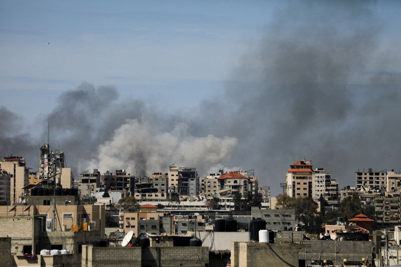 &copy; Reuters. دخان يتصاعد خلال غارة إسرائيلية على مستشفى الشفاء والمنطقة المحيطة به في مدينة غزة يوم 21 مارس آذار2024. تصوير:  تصوير: داوود أبو الكاس - رويترز