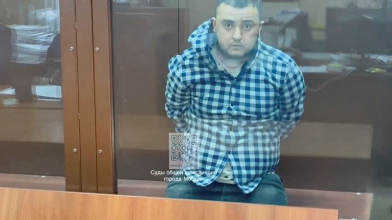 &copy; Reuters. أمينتشون إسلاموف، أحد المشتبه بهم في قضية الهجوم على قاعة حفلات موسيقية، يجلس خلف جدار زجاجي  في قاعة المحكمة في موسكو في صورة ثابتة مأخوذة 