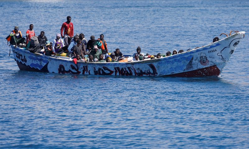 &copy; Reuters. مهاجرون ينتظرون النزول من قارب خشبي في ميناء بجزيرة جران كناريا بإسبانيا يوم الخميس. تصوير: بورخا سواريز - رويترز
